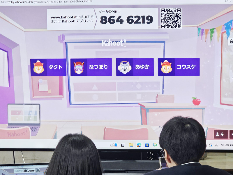 写真：化学基礎学習のデジタル化で協働学習の輪が広がる