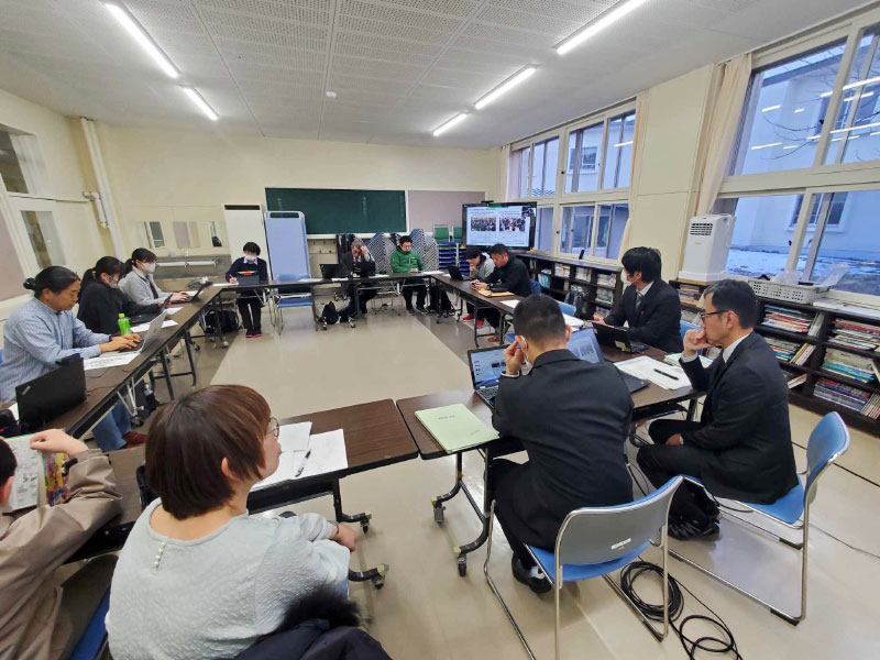 写真：２月例会学習会にて，研究活動の反省をしました！